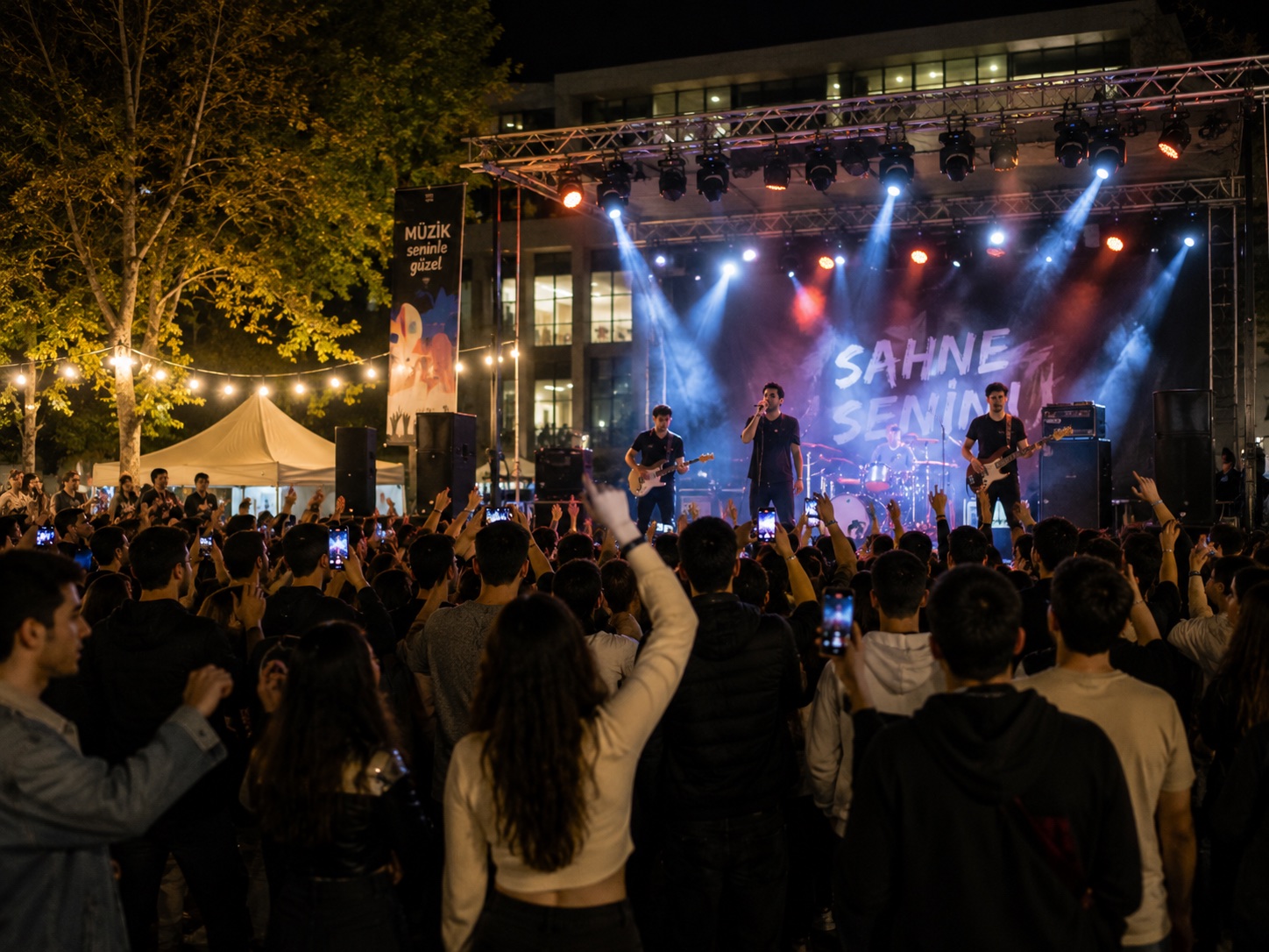 Gece düzenlenen kampüs konserinde sahne ve kalabalık