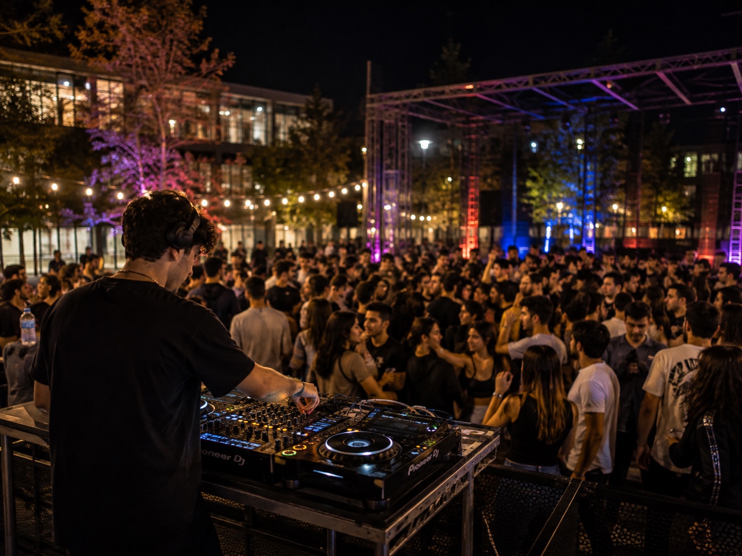 Açık hava kampüs partisinde müzik yapan DJ ve öğrenciler
